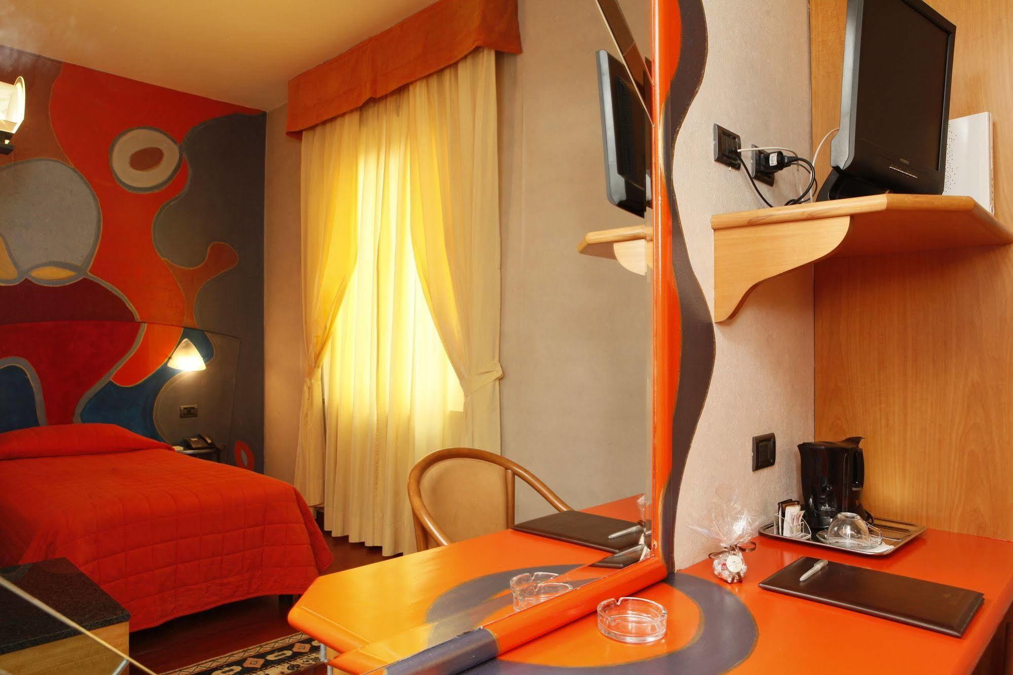 Hotel Lancaster Turin Room photo